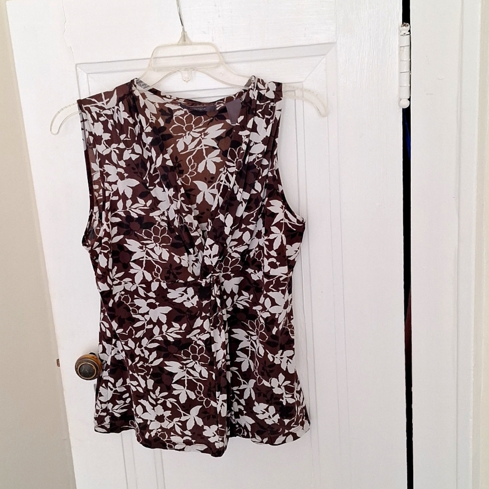 LIZ CLAIBORNE Slimming top with a twist